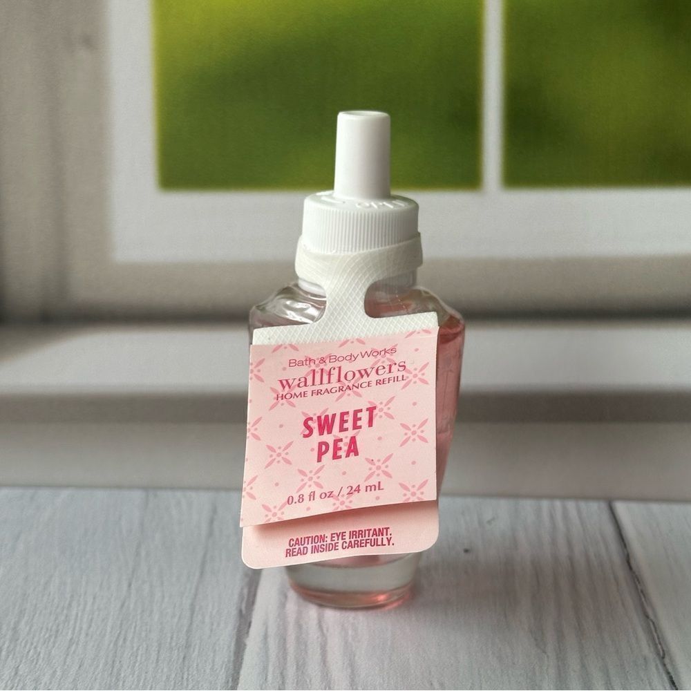 NWT Bath & Body Works Sweet Pea Wallflowers Refill Bulb